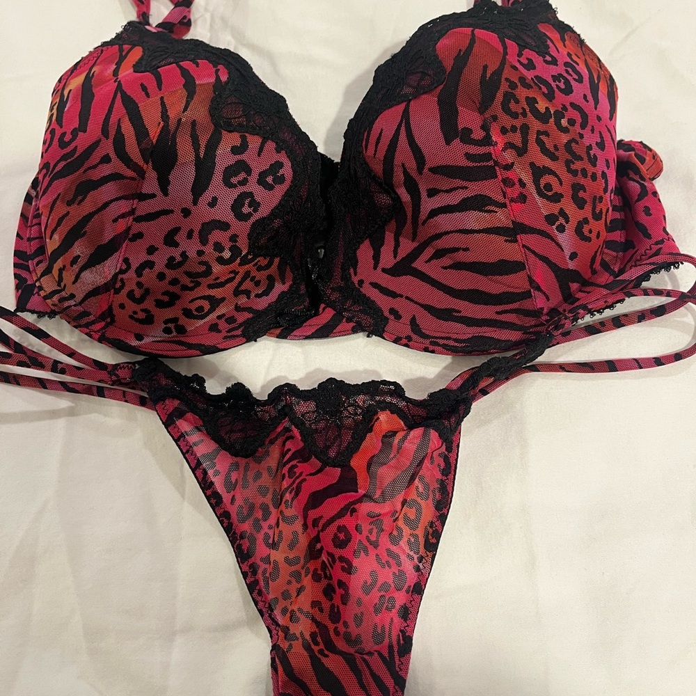 Jezebel beautiful print padded bra size 36D
and medium thong